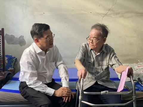 Lãnh đạo TP.HCM thăm hỏi, tặng quà chiến sĩ Điện Biên- Ảnh 3. Phó chủ tịch UBND TP.HCM Nguyễn Văn Dũng trò chuyện cùng cụ Nguyễn Bính - Ảnh: B.P.