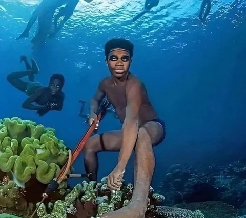 Bộ tộc ở Đông Nam Á bơi lặn như cá nhờ gene đột biến- Ảnh 2. Các ngư dân Bajau chỉ sử dụng kính bảo hộ bằng gỗ và đai tạ khi lặn - Ảnh: Twitter / @historyinmemes