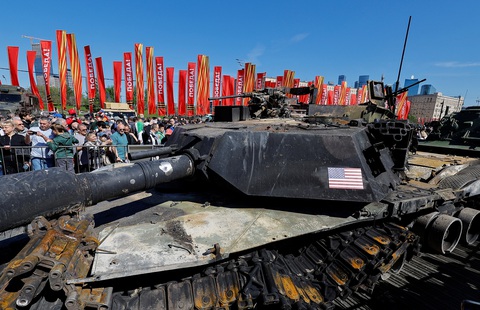 Du khách đứng ngắm nhìn xe tăng chiến đấu chủ lực Abrams do Mỹ sản xuất bị phá hủy tại triển lãm ở Matxcơva, Nga, ngày 1-5 - Ảnh: REUTERS Du khách đứng ngắm nhìn xe tăng chiến đấu chủ lực Abrams do Mỹ sản xuất bị phá hủy, tại triển lãm ở Matxcơva, Nga, ngày 1-5 - Ảnh: REUTERS