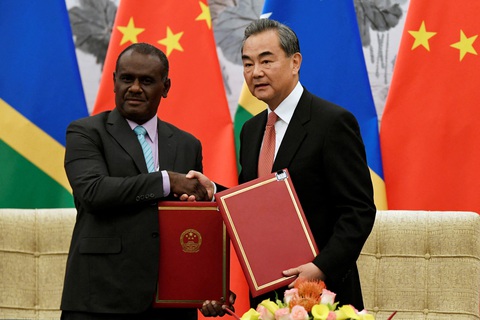 Cựu ngoại trưởng thân Trung Quốc đắc cử thủ tướng Solomon, Mỹ và Úc hồi hộp theo dõi- Ảnh 1. Tân Thủ tướng quần đảo Solomon Jeremiah Manele bắt tay Ủy viên Quốc vụ kiêm Bộ trưởng Bộ Ngoại giao Trung Quốc Vương Nghị, trong buổi lễ thiết lập quan hệ ngoại giao vào ngày 21-9-2019 - Ảnh: REUTERS