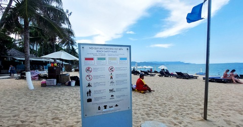 Vì sao người dân phải 'xin cấp phép thả diều' trên bãi biển Nha Trang?- Ảnh 4. Bảng nội quy công viên bờ biển có quy định cấm thả diều trên bãi biển Nha Trang - Ảnh: PHAN SÔNG NGÂN