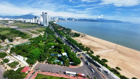 Vì sao người dân phải 'xin cấp phép thả diều' trên bãi biển Nha Trang?- Ảnh 1. Khu vực sân bóng thanh niên bên bãi biển Nha Trang (khoảng đất trống) cùng toàn bộ công viên bờ biển bị cấm thả diều theo quy định của UBND TP Nha Trang từ năm 2015 đến nay - Ảnh: PHAN SÔNG NGÂN
