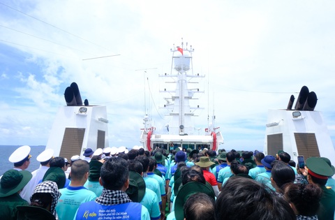 Đặt chân đến Trường Sa trong những ngày đặc biệt của đất nước- Ảnh 9. Lá cờ Tổ quốc tung bay giữa biển trời Trường Sa đúng 11h30 phút ngày 30-4-2024 - Ảnh: HÀ THANH