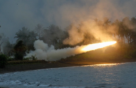 Một rocket phóng từ Hệ thống tên lửa pháo binh cơ động cao M142 từ ngôi làng Campong Ulay ở đảo Palawan của Philippines ngày 2-5 - Ảnh: SCMP Một rocket phóng từ hệ thống tên lửa pháo binh cơ động cao M142 từ ngôi làng Campong Ulay ở đảo Palawan của Philippines ngày 2-5 - Ảnh: SCMP