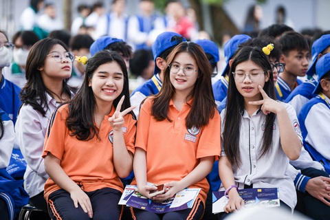 Hơn 196.000 thí sinh đã đăng ký dự thi tốt nghiệp THPT ngày đầu tiên- Ảnh 1. Học sinh tham dự ngày hội tư vấn tuyển sinh - hướng nghiệp năm 2024 do báo Tuổi Trẻ phối hợp các đơn vị tổ chức - Ảnh: NAM TRẦN