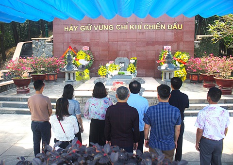 Đổi thay ở xã Tùng Ảnh, quê hương Trần Phú- Ảnh 1. Người dân dâng hương tại khu mộ cố Tổng bí thư Trần Phú