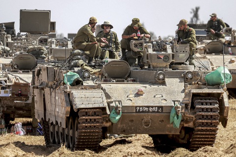 Binh lính Israel đóng tại khu vực biên giới với Dải Gaza ngày 30-4 - Ảnh: AFP Binh lính Israel đóng tại khu vực biên giới với Dải Gaza ngày 30-4 - Ảnh: AFP