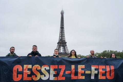 Biểu tình ngày 2-5 ở Paris, Pháp, kêu gọi ngừng bắn ở Dải Gaza - Ảnh: AFP Biểu tình ngày 2-5 ở Paris, Pháp, kêu gọi ngừng bắn tại Dải Gaza - Ảnh: AFP