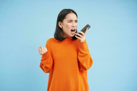 'Có hiếu với trai' tới mức gọi cho bồ trăm lần mỗi ngày mới chịu!- Ảnh 1. Kiểm soát bạn trai quá mức có thể là triệu chứng của