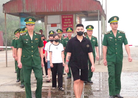 Thêm 5 người bị lừa 'việc nhẹ lương cao' được giải cứu đưa về nước- Ảnh 1. Các nạn nhân bị lừa ra nước ngoài được giải cứu đưa về nước an toàn qua cửa khẩu quốc tế Cầu Treo - Ảnh: T.M.