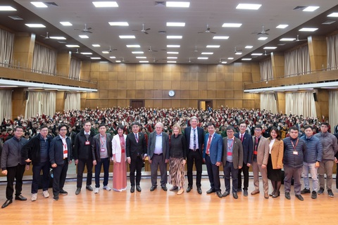 GS. Martin Andrew Green (Đại học New South Wales, Úc) - Chủ nhân Giải thưởng Chính VinFuture 2023, thành viên mới của Hội đồng Giải thưởng VinFuture 2024 - trình bày trước 1.000 cán bộ giảng viên, nhà nghiên cứu và sinh viên Đại học Bách Khoa Hà Nội vào sáng ngày 20/12/2023. Ảnh: Đ.H GS. Martin Andrew Green (Đại học New South Wales, Úc) - Chủ nhân Giải thưởng Chính VinFuture 2023, thành viên mới của Hội đồng Giải thưởng VinFuture 2024 - trình bày trước 1.000 cán bộ giảng viên, nhà nghiên cứu và sinh viên Đại học Bách Khoa Hà Nội vào sáng ngày 20/12/2023. Ảnh: Đ.H