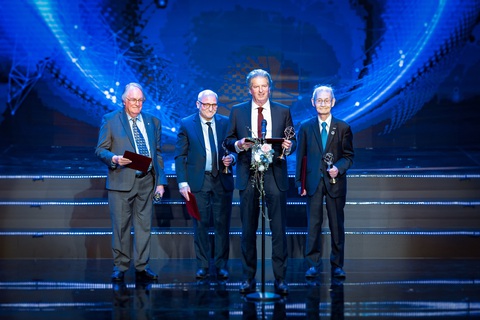Đối tác đề cử VinFuture 2024 tăng gần 8 lần- Ảnh 3. Giải thưởng chính VinFuture 2023 trị giá 3 triệu USD đã được trao cho phát minh sản xuất năng lượng xanh bằng pin mặt trời và lưu trữ bằng pin lithium-ion. Năm 2024, giải thưởng VinFuture ghi nhận gần 1500 đề cử bao phủ đa dạng nhiều lĩnh vực thiết yếu. Ảnh: Đ.H