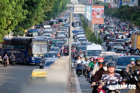 TP.HCM lúng túng trong đánh giá tác động giao thông khi xây nhà cao tầng- Ảnh 1. Đường Cộng Hòa (quận Tân Bình) có mật độ xây dựng khá dày - Ảnh: PHƯƠNG NHI