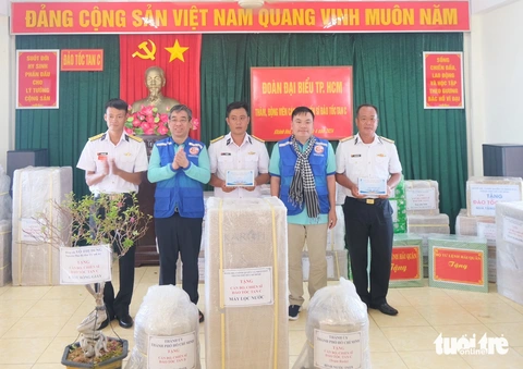 Đặt chân đến Trường Sa trong những ngày đặc biệt của đất nước- Ảnh 4. Tặng quà cho cán bộ, chiến sĩ ở đảo Tốc Tan C - Ảnh: HÀ THANH