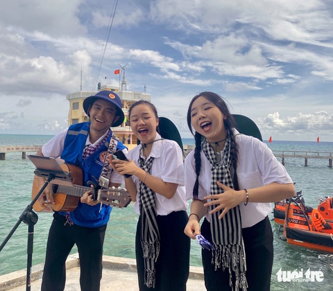 Đặt chân đến Trường Sa trong những ngày đặc biệt của đất nước- Ảnh 5. Văn nghệ sĩ mang lời ca tiếng hát đến với đảo xa - Ảnh: HÀ THANH