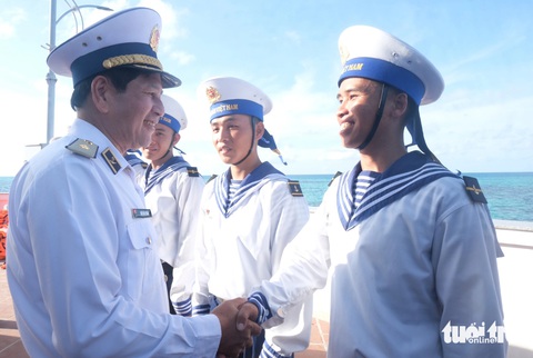 Đặt chân đến Trường Sa trong những ngày đặc biệt của đất nước- Ảnh 6. Chuẩn đô đốc Ngô Văn Thuân - chính ủy Vùng 4 hải quân - động viên cán bộ, chiến sĩ ở đảo Núi Le B - Ảnh: HÀ THANH