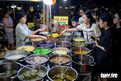 Ổn định giá phòng nghỉ giúp du lịch Huế bội thu dịp lễ- Ảnh 3. Lễ hội ẩm thực truyền thống Huế 2024 được tổ chức vào dịp lễ 30-4 và 1-5 cũng đã thu hút hàng ngàn lượt khách đến tham quan, ăn uống - Ảnh: LÊ ĐÌNH HOÀNG