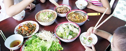 Cả nhà quây quần bên bữa cơm gia đình - Ảnh: NGUYỄN CÔNG THÀNH Cả nhà quây quần bên bữa cơm gia đình là truyền thống - Ảnh: NGUYỄN CÔNG THÀNH