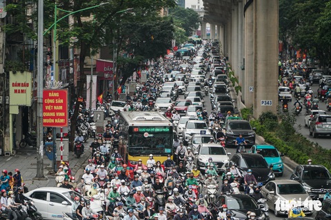 Ngày đầu tiên đi làm sau kỳ nghỉ lễ, đường phố Hà Nội ùn tắc mọi ngả- Ảnh 1. Đường Cầu Giấy sáng 2-5 ùn tắc nghiêm trọng - Ảnh: PHẠM TUẤN