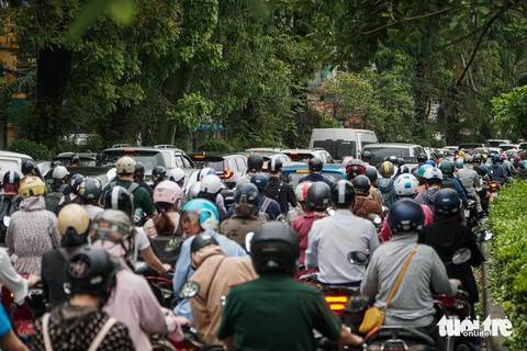 Ngày đầu tiên đi làm sau kỳ nghỉ lễ, đường phố Hà Nội ùn tắc mọi ngả- Ảnh 3. Đường Láng hướng về Ngã Tư Sở sáng 2-5 - Ảnh: PHẠM TUẤN