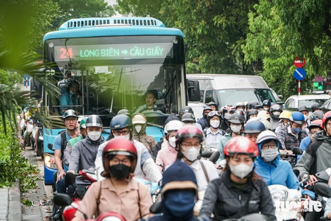 Ngày đầu tiên đi làm sau kỳ nghỉ lễ, đường phố Hà Nội ùn tắc mọi ngả- Ảnh 4. Đường Láng sáng 2-5 tắc hơn 2 tiếng đồng hồ - Ảnh: PHẠM TUẤN