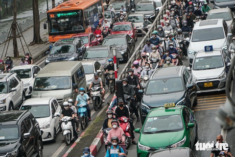 Ngày đầu tiên đi làm sau kỳ nghỉ lễ, đường phố Hà Nội ùn tắc mọi ngả- Ảnh 7. Đường Bưởi và lối ra đường vành đai 2 trên cao sáng 2-5 ùn ứ kéo dài - Ảnh: PHẠM TUẤN