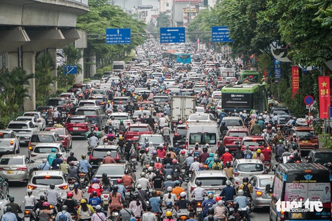 Ngày đầu tiên đi làm sau kỳ nghỉ lễ, đường phố Hà Nội ùn tắc mọi ngả- Ảnh 10. Đường Nguyễn Trãi sáng 2-5 - Ảnh: PHẠM TUẤN