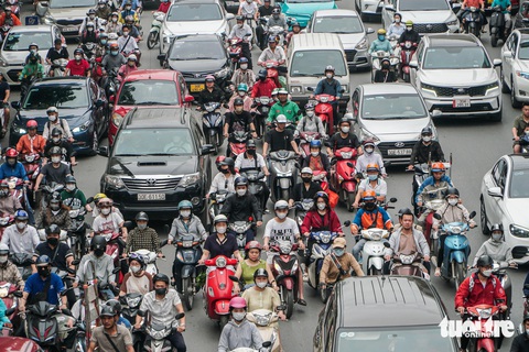 Ngày đầu tiên trở lại đi làm nhưng giao thông ùn tắc khiến người Hà Nội 