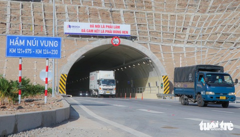 Chưa thu phí cao tốc Cam Lâm - Vĩnh Hảo như dự kiến- Ảnh 2. Ngày 26-4, cao tốc Cam Lâm - Vĩnh Hảo qua ba tỉnh Khánh Hòa - Ninh Thuận - Bình Thuận chính thức thông tuyến - Ảnh: DUY NGỌC