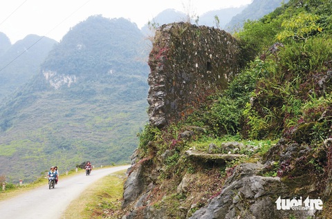 Khám phá di tích đồn Tây vùng cao nguyên đá Hà Giang- Ảnh 1. Tường thành Lũng Hồ cách đồn 2,5km được bố trí dựa vào điều kiện tự nhiên theo triền núi hai bên con đường độc đạo nối giữa Lũng Hồ và Yên Minh với mục đích kiểm soát hàng hóa, người ngựa trên khu vực này, báo động sẽ liên lạc về đồn - Ảnh: T.T.D.