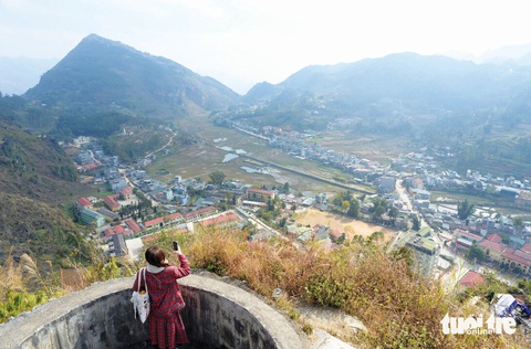Khám phá di tích đồn Tây vùng cao nguyên đá Hà Giang- Ảnh 4. Trên đỉnh đồn Cao, du khách thấy một bức tranh toàn cảnh 360 độ khu vực thị trấn Đồng Văn - Ảnh: T.T.D.