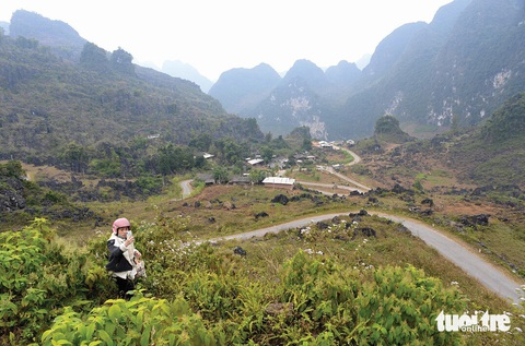Khám phá di tích đồn Tây vùng cao nguyên đá Hà Giang- Ảnh 8. Đồn Lũng Hồ (Yên Minh, Hà Giang) nhìn về ngã ba đường DT176 đi thẳng về thị trấn Lũng Hồ, còn rẽ phải qua đường DT181 về Đường Thượng - Ảnh: T.T.D.