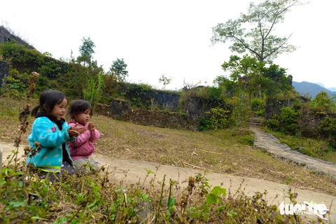 Trẻ con sống ở gần đồn Lũng Hồ (Yên Minh, Hà Giang) Trẻ con sống ở gần đồn Lũng Hồ (Yên Minh, Hà Giang) - Ảnh: T.T.D.