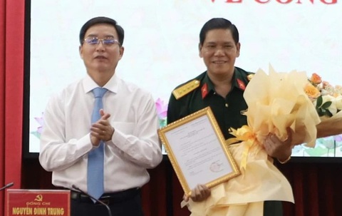 Đại tá Niê Ta, chỉ huy trưởng Bộ Chỉ huy Quân sự tỉnh nhận quyết định chuẩn bị của trung ương để tham gia Ban Thường vụ Tỉnh ủy Đắk Lắk, nhiệm kỳ 2020-2025 - Ảnh: HUỆ NGỌC Đại tá Niê Ta, chỉ huy trưởng Bộ chỉ huy quân sự tỉnh Đắk Lắk, nhận quyết định chuẩn y của trung ương về tham gia Ban Thường vụ Tỉnh ủy Đắk Lắk, nhiệm kỳ 2020 - 2025 - Ảnh: HUỆ NGỌC