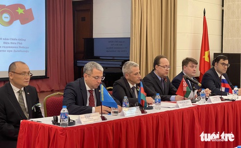 Từ trái sang, đại sứ các nước Kazakhstan, Azerbaijan, Belarus và Nga tại Việt Nam trong buổi họp báo sáng 2-5 tại Hà Nội - Ảnh: THANH HIỀN Đại sứ các nước Kazakhstan, Azerbaijan, Belarus và Nga tại Việt Nam (từ trái sang) trong buổi họp báo sáng 2-5 tại Hà Nội - Ảnh: THANH HIỀN