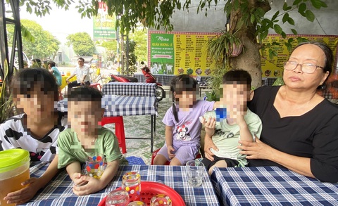 Cha mất do bệnh hiểm nghèo, mẹ nhảy sông tự tử, 4 đứa con nhỏ dại mồ côi- Ảnh 1. Cha mẹ đều mất, cả bốn đứa trẻ rơi vào cảnh mồ côi - Ảnh: LÊ TRUNG