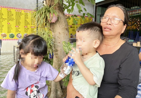 Cha mất do bệnh hiểm nghèo, mẹ nhảy sông tự tử, 4 đứa con nhỏ dại mồ côi- Ảnh 3. Chỉ thời gian ngắn, bà nội cùng các cháu phải gánh hai nỗi đau quá lớn - Ảnh: LÊ TRUNG