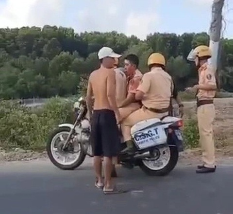 Xe CSGT huyện Cần Giờ va chạm xe máy khác, 3 người nguy kịch- Ảnh 1. Chiến sĩ cảnh sát giao thông gặp tai nạn được các chiến sĩ trong tổ công tác đưa đi cấp cứu - Ảnh cắt từ video