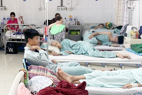 Vụ ngộ độc sau ăn bánh mì: Số người vào viện đã tăng lên trên 200- Ảnh 1. Các bệnh nhân nghi bị ngộ độc sau ăn bánh mì đang theo dõi, điều trị tại Bệnh viện Đa khoa khu vực Long Khánh - Ảnh: A.B.