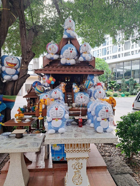 Người Thái rước mèo máy Doraemon để... cầu mưa- Ảnh 2. Nhiều người đến đền thờ