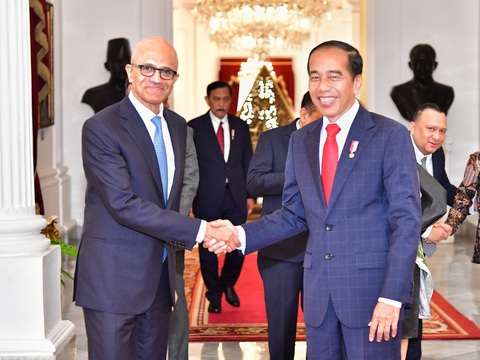 CEO Microsoft Satya Nadella (trái) bắt tay Tổng thống Indonesia Joko Widodo trong chuyến thăm Indonesia hôm 30-4 - Ảnh: KOMPASS CEO Microsoft Satya Nadella (trái) bắt tay Tổng thống Indonesia Joko Widodo trong chuyến thăm Indonesia hôm 30-4 - Ảnh: KOMPASS