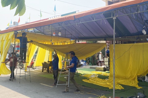 Cha mất do bệnh hiểm nghèo, mẹ nhảy sông tự tử, 4 đứa con nhỏ dại mồ côi- Ảnh 2. Gia đình lo mai táng cho chị Trân - Ảnh: LÊ TRUNG