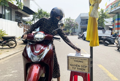 Cha mất do bệnh hiểm nghèo, mẹ nhảy sông tự tử, 4 đứa con nhỏ dại mồ côi- Ảnh 4. Người dân quyên góp cho hoàn cảnh gia đình bốn đứa trẻ - Ảnh: LÊ TRUNG