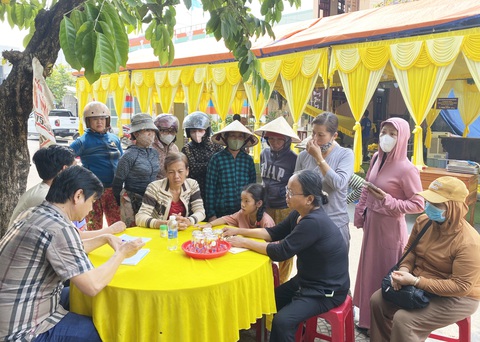 Cha mất do bệnh hiểm nghèo, mẹ nhảy sông tự tử, 4 đứa con nhỏ dại mồ côi- Ảnh 5. Người dân đến động viên, chia sẻ nỗi đau với gia đình - Ảnh: LÊ TRUNG