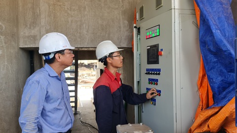 Chính thức mở cống ngăn mặn lớn thứ 2 tại miền Tây- Ảnh 3. Các công nhân, kỹ sư đang vận hành mở cống Nguyễn Tấn Thành thông qua hệ thống điều khiển tự động - Ảnh: MẬU TRƯỜNG