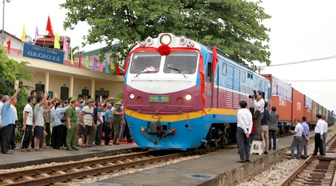 Đường sắt khai trương đoàn tàu từ ga Cao Xá tham gia hành trình liên vận quốc tế- Ảnh 1. Đoàn tàu đầu tiên chở hàng từ ga Cao Xá tham gia hành trình liên vận quốc tế khởi hành sáng 2-5 - Ảnh: TUẤN PHÙNG