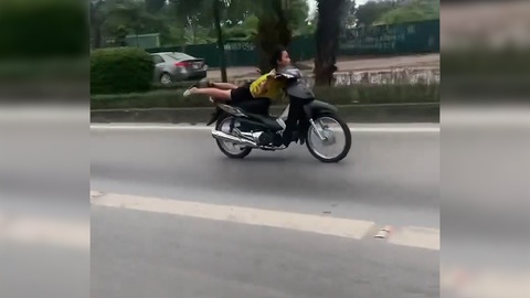 Nam thanh niên nằm trên yên xe, lao vun vút trong làn đường BRT ở Hà Nội- Ảnh 1. Nam thanh niên nằm trên yên xe, duỗi thẳng chân ra phía sau, lao vun vút trên đường - Ảnh: Cắt từ clip