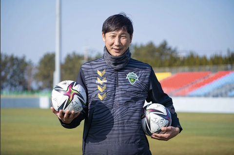 HLV Kim Sang Sik chuyển sang công tác huấn luyện từ năm 2013 và đến cuối năm 2020 được bổ nhiệm làm HLV trưởng CLB CLB Jeonbuk Hyundai - Ảnh: AFP HLV Kim Sang Sik chuyển sang công tác huấn luyện từ năm 2013 và đến cuối năm 2020 được bổ nhiệm làm HLV trưởng CLB Jeonbuk Hyundai - Ảnh: AFP