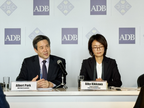 ADB: Dân số Việt Nam và châu Á đang già đi trước khi giàu- Ảnh 1. Nhà kinh tế trưởng ADB Albert Park và tác giả báo cáo về già hóa dân số ở châu Á - Thái Bình Dương Aiko Kikkawa tại buổi họp báo ngày 2-5 ở Tbilisi, Georgia - Ảnh: DUY LINH