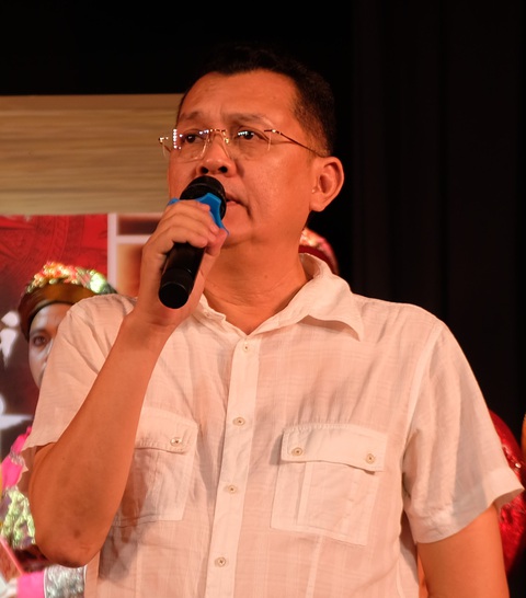 Hữu Châu 'dụ' học trò mê sử Việt- Ảnh 1. Hữu Châu phát biểu trước buổi thi tốt nghiệp của học trò - Ảnh: LINHĐOAN